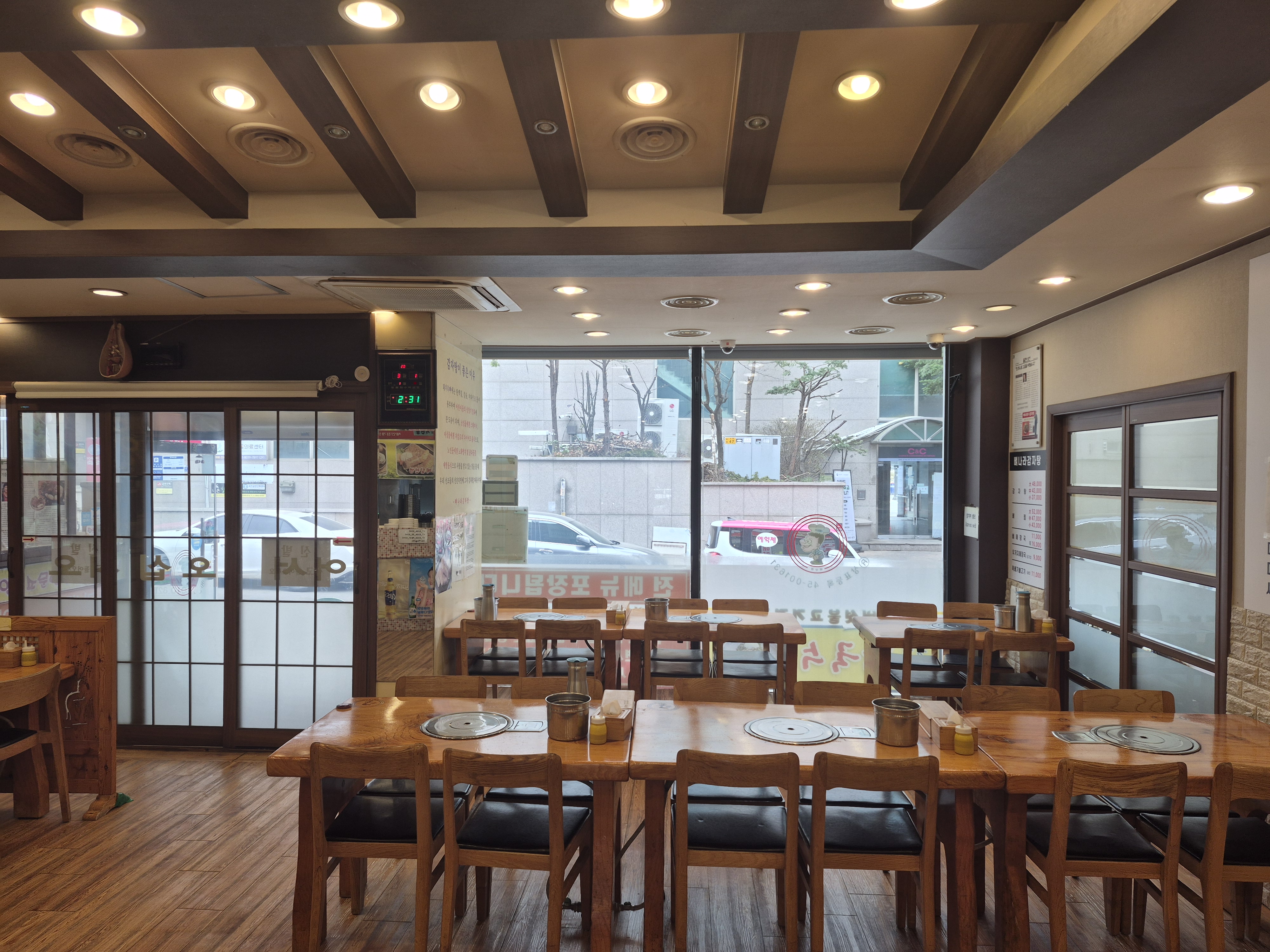 Bbyeonara Gamjatang Giheung Branch - Beyond 'Near Me': Why Bojeong-dong's 15-Year Culinary Gem is Your Next Must-Visit for Authentic Korean Comfort! image 3